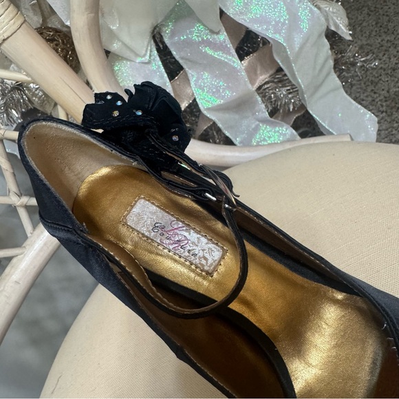 Elegant Black Women's Heels - Picture 6 of 6